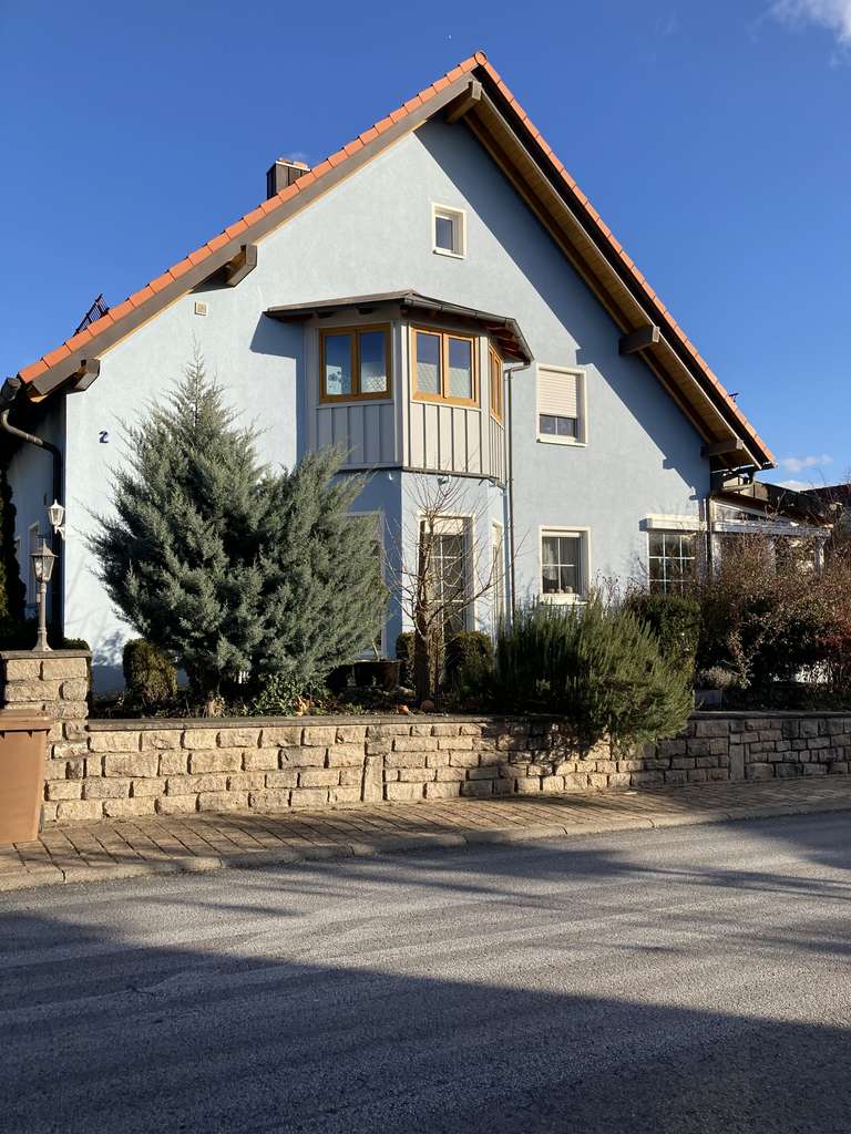 Immobilie in Giebelstadt - Einfamilienhaus mit Einliegerwohnung, Doppelgarage und Garten in Giebelstadt-Sulzdorf - Bild 0