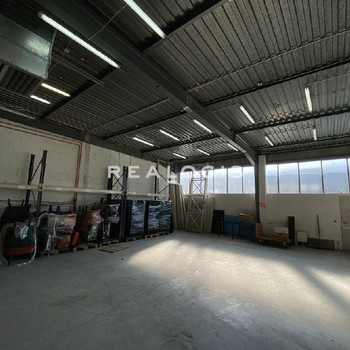 ca. 235 m² große ebenerdige Lagerhalle mit Meisterbüro