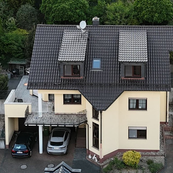 5,72% SOLL-Nettorendite: Gehobenes MFH mit 4 Stellplätzen & Doppelgarage im Neubaugebiet