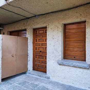 Der rustikale Charme, den Neubauten nicht kaufen können, mit Pool und Garage 100 Meter vom Platz ent