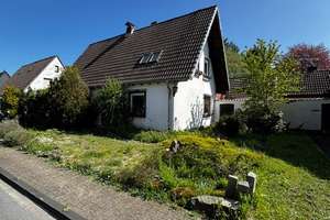 Freistehendes Einfamilienhaus mit Einliegerwohnung mit Traumgrundstück in Seenähe