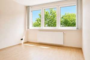 Maisonette-Wohnen mit Kamin, Balkon und Tiefgaragenstellplatz in Düsseldorf-Holthausen – Die vollständige Adresse der Immobilie erhältst du vom Anbieter., 40589 Holthausen, Düsseldorf – Vorschaubild 4