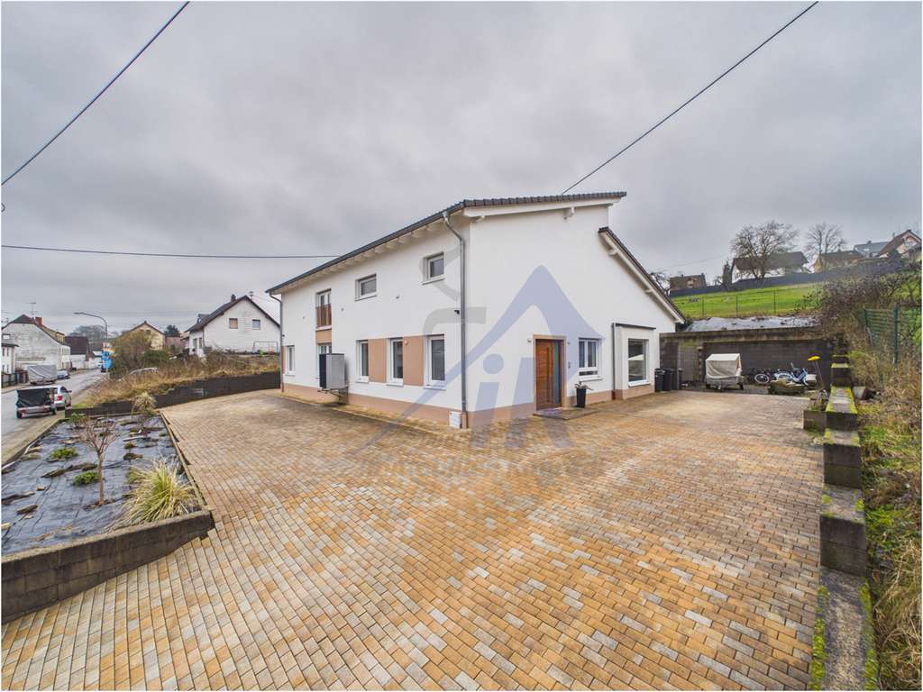 Immobilie in Schönenberg-Kübelberg - IK | Schönenberg: Modernes Zweifamilienhaus mit großzügigem Raumgefühl & 2 Einheiten - Bild 2