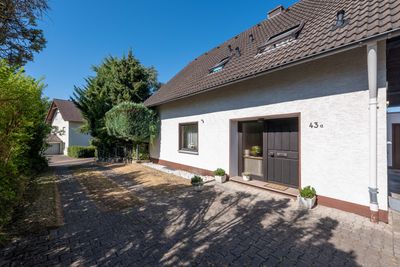 Freistehendes Einfamilienhaus mit großem Garten, Doppelgarage und viel Platz für die Familie