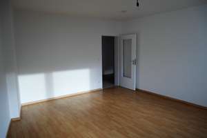 MZ-Kastel: Helle 2-Zimmer-Wohnung; modernes Wannenbad; Laminatboden; kleiner Balkon; Garage möglich – Die vollständige Adresse der Immobilie erhältst du vom Anbieter., 55252 Mainz-Kastel, Wiesbaden – Vorschaubild 2