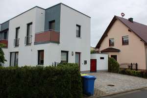Kleine hochwertige Doppelhaushälfte mit Garten, Terrasse und Stellplätzen
