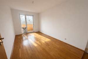 Helle, gut geschnittene 3 ZKB mit großem verglasten Balkon in Augsburg-Hammerschmiede – Karlsbader Str. 41a, 86169 Hammerschmiede, Augsburg – Vorschaubild 3