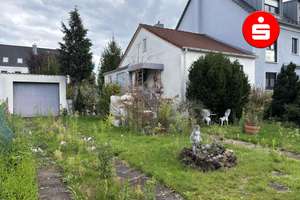 Kleines Reihenendhaus mit großem Grundstück – ideale Basis für Neubebauung – Die vollständige Adresse der Immobilie erhältst du vom Anbieter., 90427 Schniegling, Nürnberg – Vorschaubild 1