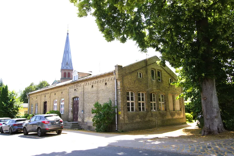 Sanierungsbedürftiges ehemaliges Schulgebäude mit Denkmalstatus in Wassernähe, Potsdam Mittelmark Kreis – Bild 3