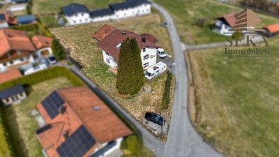 Doppelte Chance: Zweifamilienhaus und separates Baugrundstück (nicht erschlossen)