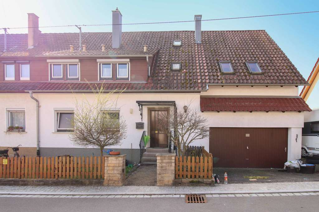 Immobilie in Pliezhausen - Einfamilienhaus mit großem Garten, Balkon und Garage - Bild 2