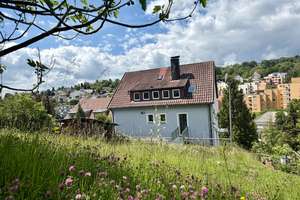 Ein sehr interessantes 2-Familienhaus mit 4 Garagen -  stadtnah und doch grün!