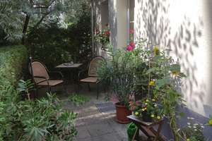 Schöne, geräumige und zentral gelegene Wohnung in einer Remise mit eigener Terrasse 