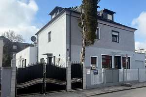 Neuer Preis - 4-Familien-Haus, 4 % Rendite, U-Bahn-nah