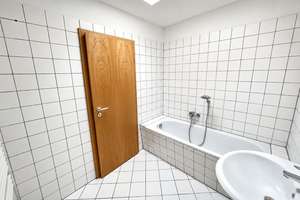 Mitten im Zentrum - Helle 3-Zimmer-Maisonette-Wohnung mit Laubengang und kleiner Garage – Anger 55 -56, 99084 Altstadt, Erfurt – Vorschaubild 10