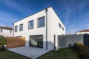 Stilvolle Neubau-Doppelhaushälfte in Gerolfing – Die vollständige Adresse der Immobilie erhältst du vom Anbieter., 85049 West, Ingolstadt – Vorschaubild 2