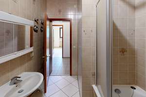 Attraktive 2,5-Zimmer-Erdgeschosswohnung mit Balkon und EBK in Nürnberg – Lotharstraße 10, 90431 Höfen, Nürnberg – Vorschaubild 3