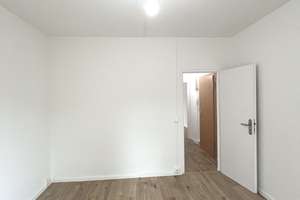 Modernes Bad! 3-Zimmer-Wohnung mit EBK und TV geschenkt! – Wolgograder Allee 62, 9123 Hutholz, Chemnitz – Vorschaubild 4