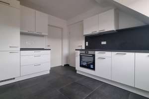 LEERSTEHENDE KERNSANIERTE 2 ZKB DG-WOHNUNG, NOBILIA-EBK UND KELLER IN RUHIGER LAGE OHNE PROVISION