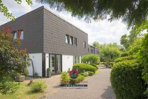 ALLES UNTER EINEM DACH! IDEAL FÜR SELBSTSTÄNDIGE & FREIBERUFLER -WOHNHAUS MIT HALLE & NUTZFLÄCHE