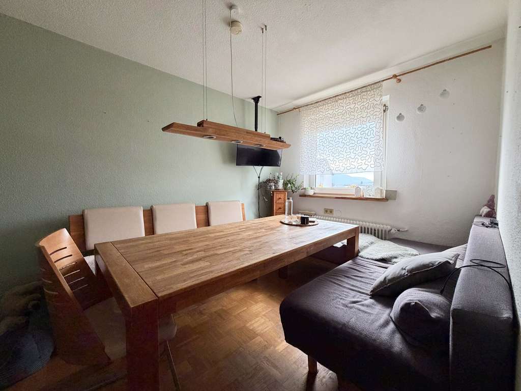 Immobilie in Rietheim-Weilheim - Familien-Zuhause. 7 Zimmer auf 136 m².
Toller Garten. Garage und 2 Stellplätze. 
Zum TOP-Preis ! - Bild 1