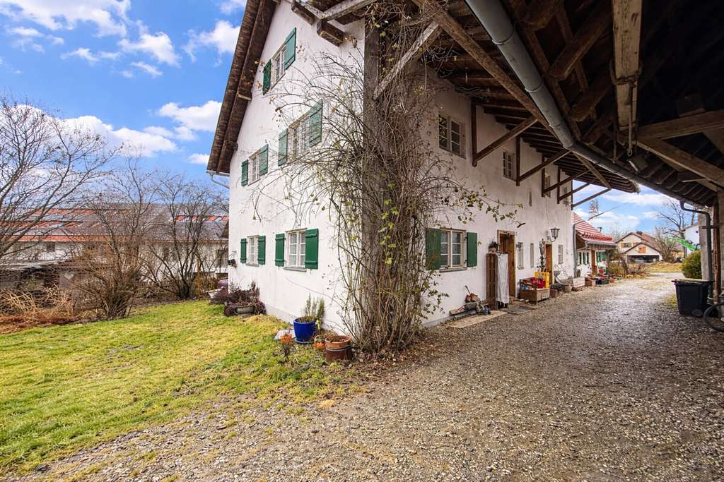 Immobilie in Eurasburg - Bauernhof mit Wohnbebauung, Pferdestall und angrenzender Koppel auf großzügigem Grundstück 9716 qm - Bild 0