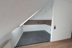 ***Sehr schöne, helle 3 Raumwohnung mit Blick ins Grüne mit neu saniertem Bad, EBK möglich*** – Lessingplatz 6, 9130 Sonnenberg, Chemnitz – Vorschaubild 10