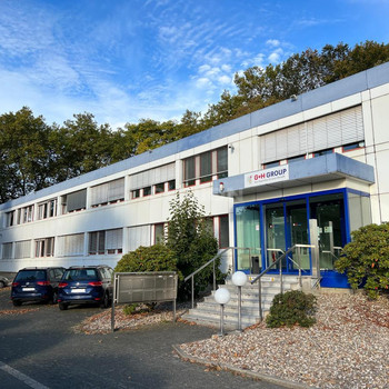 Gepflegte Bürofläche mit zahlreichen Stellplätzen!