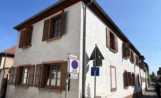 Urigers Bauernhaus mit Hof und Scheune