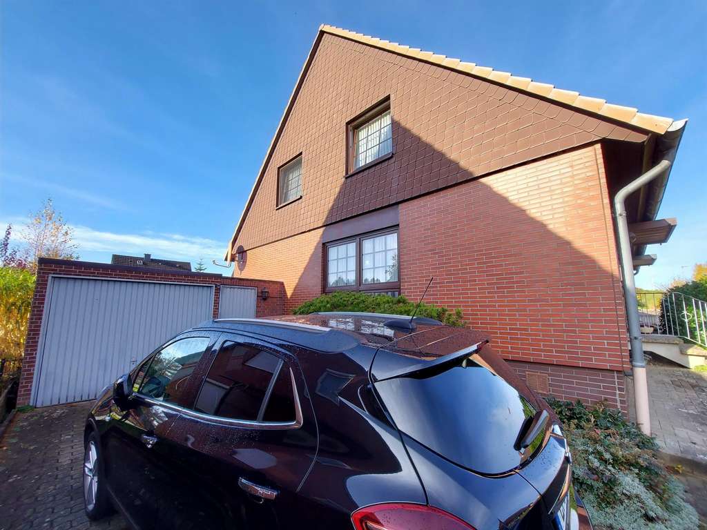 Immobilie in Hanerau-Hademarschen - Familienfreundliches Wohnen: Gepflegte Doppelhaushälfte mit Teilkeller, Garten und Garage - Bild 1