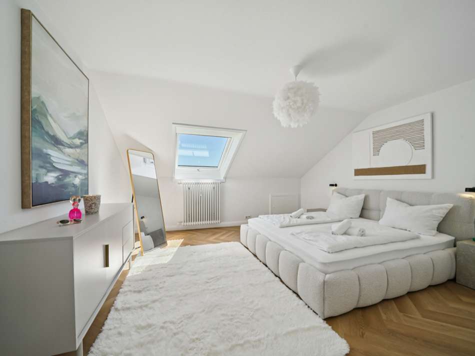 Schlafzimmer mit Berg- und See