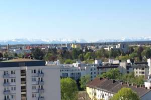 Über den Dächern von München: Möbliertes Appartement mit Alpenblick und Schwimmbad