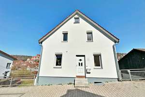 FAMILIENTRAUM - Gepflegtes EFH mit Einliegerwohnung, Terrasse, Garten uvm. – Die vollständige Adresse der Immobilie erhältst du vom Anbieter., 72213 Altensteig – Vorschaubild 3
