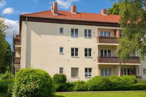 FREI! 2-Zimmer-Whg. + abgezogenen Dielen in Zehlendorf + Balkon + Bj. ca.1930 + hell & ruhig im 1.OG