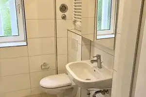 3-Raum-Wohnung mit gehobener Innenausstattung mit Einbauküche in München – München – Vorschaubild 4