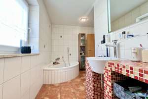HOCHWERTIGES REIHENENDHAUS MIT GARTEN UND ÜBERDACHTER TERRASSE - PV-ANLAGE - GARAGE - FERNWÄRME – Burgkirchnerstraße 119, 84489 Burghausen – Vorschaubild 15