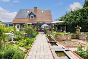 Modern aufgeladen: Einfamilienhaus mit 2 PV-Anlagen, neuer Wärmepumpe und Freiluftwohnzimmer – Emsland (Kreis) – Vorschaubild 3