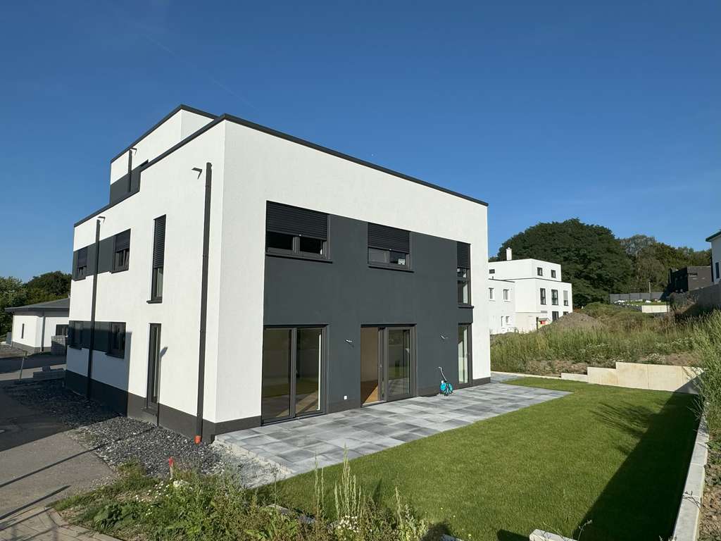 Neuwertiges modernes Zweifamilienhaus
