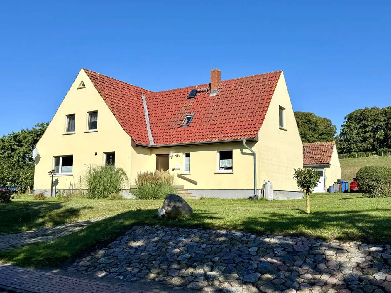 Großzügiges Einfamilienhaus mit Einliegerwohnung und weitläufigem Grundstück, Vorpommern Rügen Kreis – Bild 1
