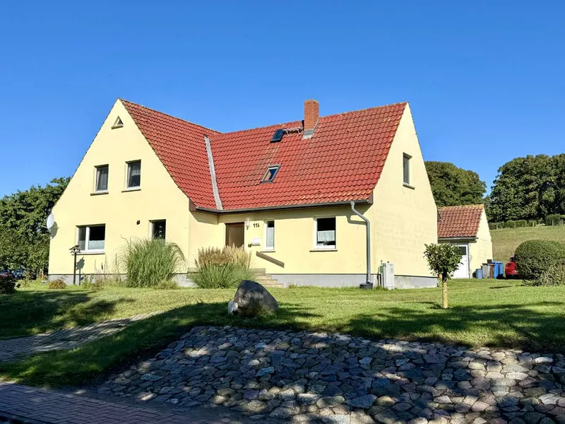 Großzügiges Einfamilienhaus mit Einliegerwohnung und weitläufigem Grundstück, Vorpommern Rügen Kreis – Bild 3