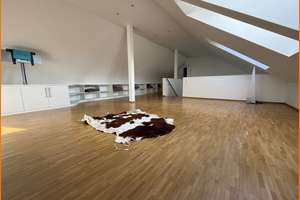 Einziehen und genießen. Moderne Wohnung mit hochwertigen Einbaumöbeln über 2 Ebenen