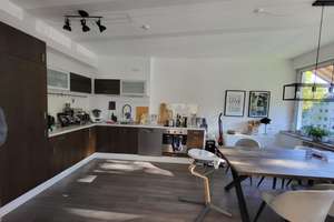 Stilvolle, geräumige und vollständig renovierte 2-Zimmer-Wohnung mit Balkon in Düsseldorf