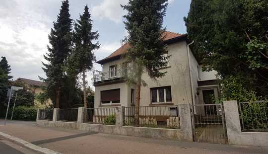 Bild von Kaufen. Sanieren. Wohlfühlen! Großes Einfamilienhaus in Friedberg