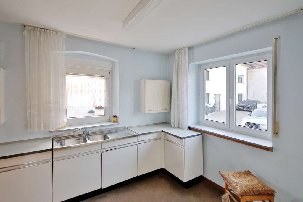 Immobilie in Kraichtal - Sanierungsobjekt mit viel Potenzial! Einfamilienhaus mit Garage, Garten und großem Scheunenareal - Bild 4