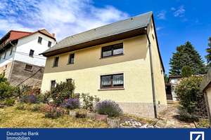 Einfamilienhaus in Crimmitschau
Neue Heizung, Garten, Nebengelass  – Die vollständige Adresse der Immobilie erhältst du vom Anbieter., 8451 Crimmitschau – Vorschaubild 1