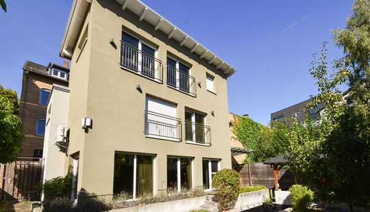 Bild von In zweiter Reihe gelegen: Stilvolles Einfamilienhaus mit Fitnessbereich, Sauna und Whirlpool!