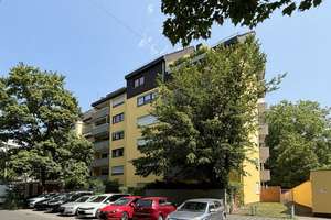 NÜRNBERG-NORD: RUHIG GELEGENE 3-ZIMMER-EG-WOHNUNG MIT GROSSER TERRASSE UND AUSSENSTELLPLATZ