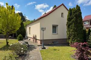 Sanierungsbedürftiges Einfamilienhaus auf ruhigem, sonnigem Grundstück in Berlin-Mahlsdorf