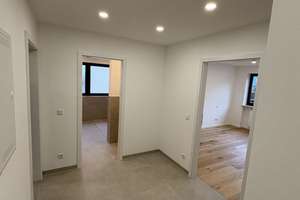 Erstbezug nach kompletter Modernisierung – Exklusive 2-Zimmer-Wohnung mit Garten, Bachlage & Garage  – Schloßanger 5, 86179 Haunstetten-Ost, Augsburg – Vorschaubild 1