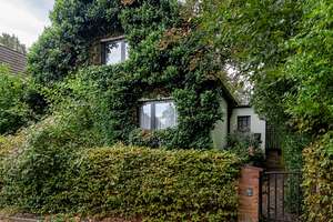 Sanierungsbedürftiges Einfamilienhaus auf großem Grundstück mit Potential